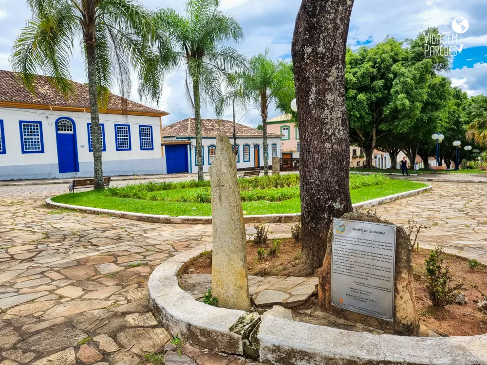 Banco de praça azul Descrição gerada automaticamente com confiança baixa