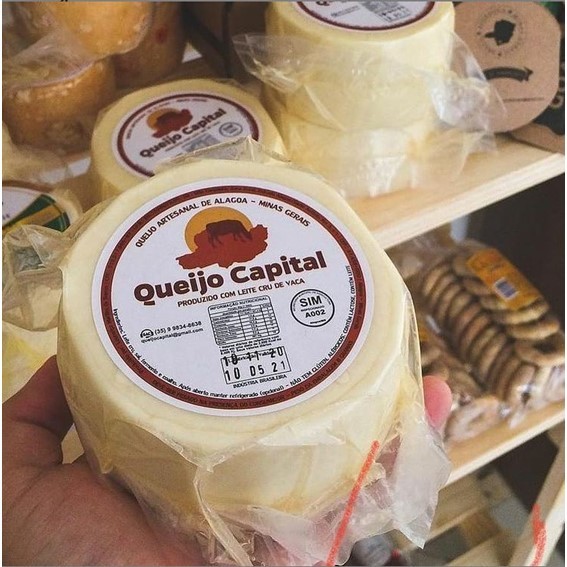 Bolo com cobertura de entrada de estabelecimento Descrição gerada automaticamente com confiança média