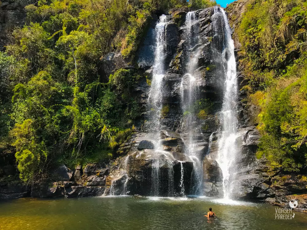 Cachoeira com pedras e água ao fundo Descrição gerada automaticamente