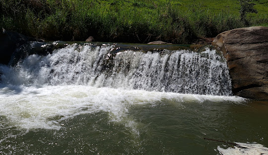 Cachoeira no meio da água Descrição gerada automaticamente