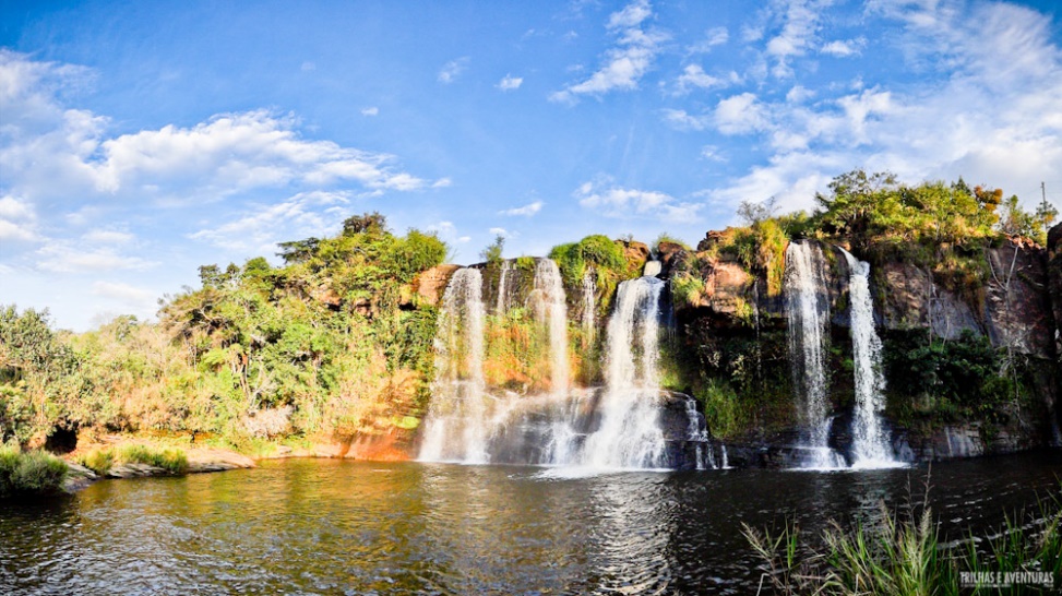 Cachoeira no meio da água Descrição gerada automaticamente