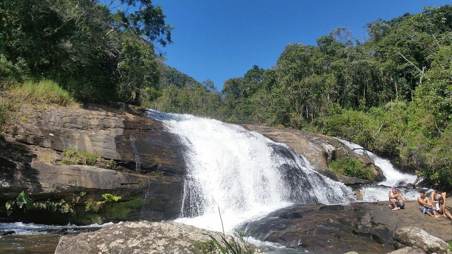 Cachoeira no meio de um rio Descrição gerada automaticamente