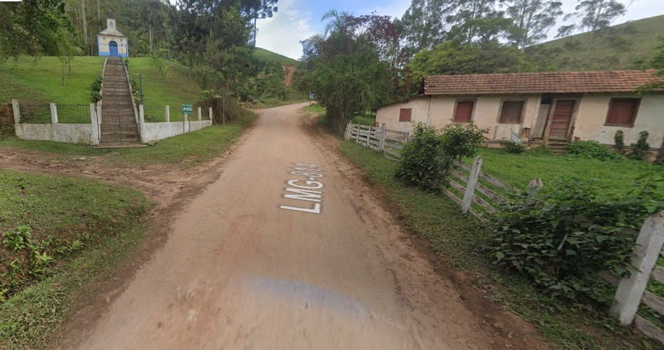 Caminho de terra com casa ao fundo Descrição gerada automaticamente