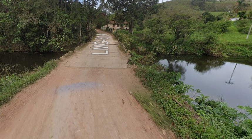 Caminho de terra do lado de um rio Descrição gerada automaticamente