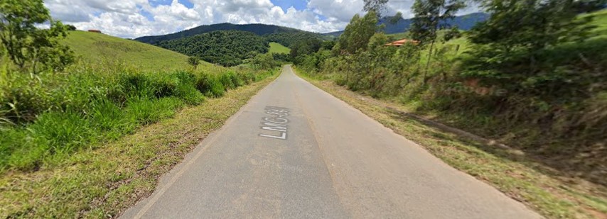 Caminho de terra do lado de uma estrada Descrição gerada automaticamente