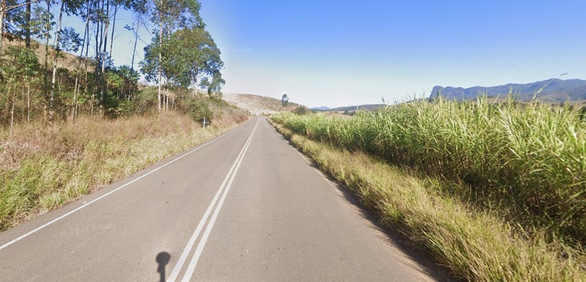 Caminho de terra do lado de uma estrada Descrição gerada automaticamente