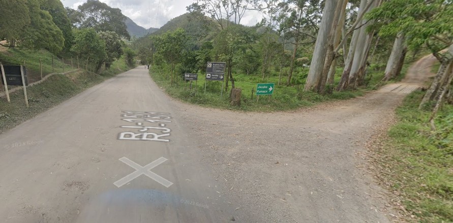 Caminho de terra do lado de uma estrada Descrição gerada automaticamente