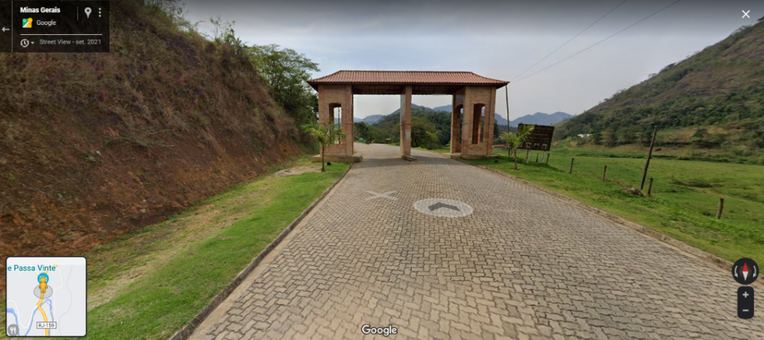 Caminho de terra do lado de uma placa Descrição gerada automaticamente