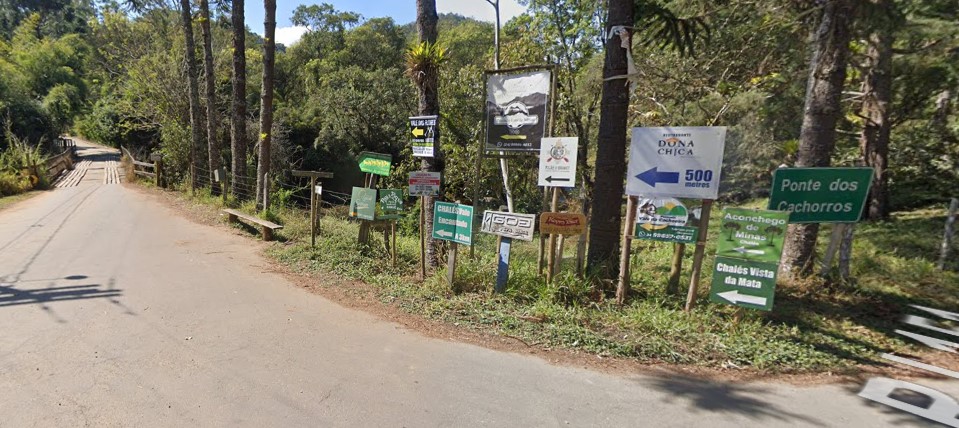 Caminho de terra no meio da rua Descrição gerada automaticamente