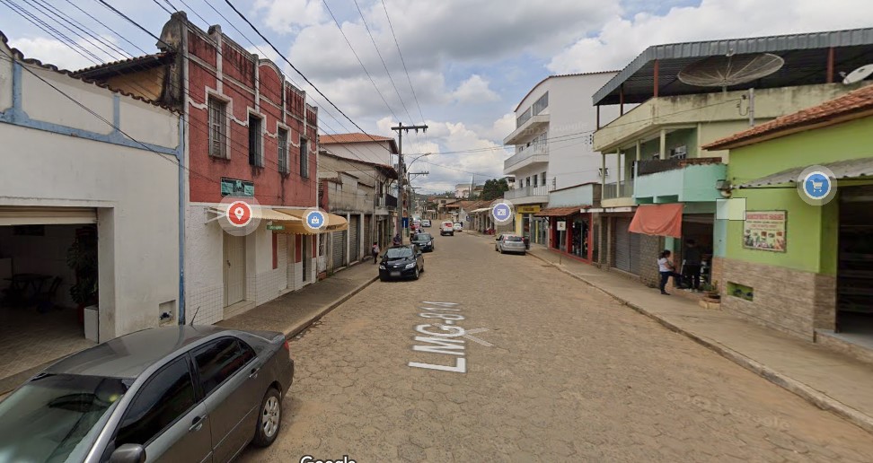 Carro estacionado na rua de uma cidade Descrição gerada automaticamente