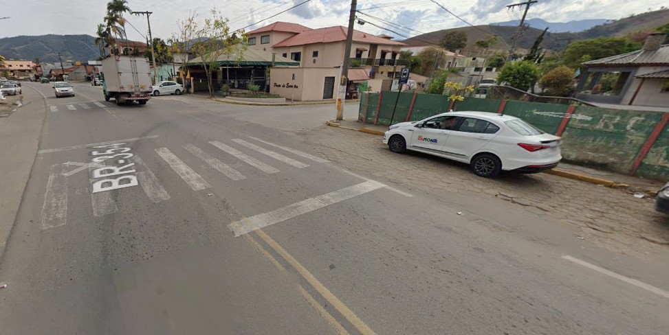 Carro na rua de uma cidade Descrição gerada automaticamente