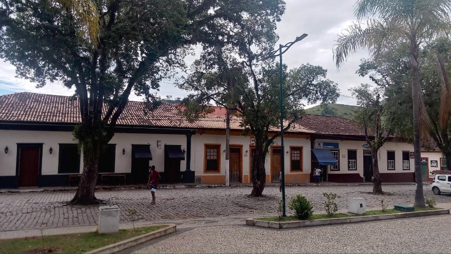 Casa com árvores ao fundo Descrição gerada automaticamente