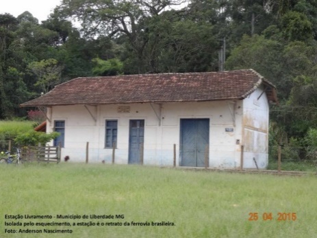 Casa com gramado na frente Descrição gerada automaticamente