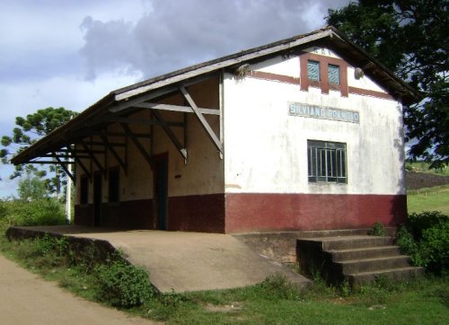 Casa com jardim na frente Descrição gerada automaticamente