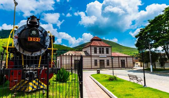 Desenho de um trem Descrição gerada automaticamente com confiança média