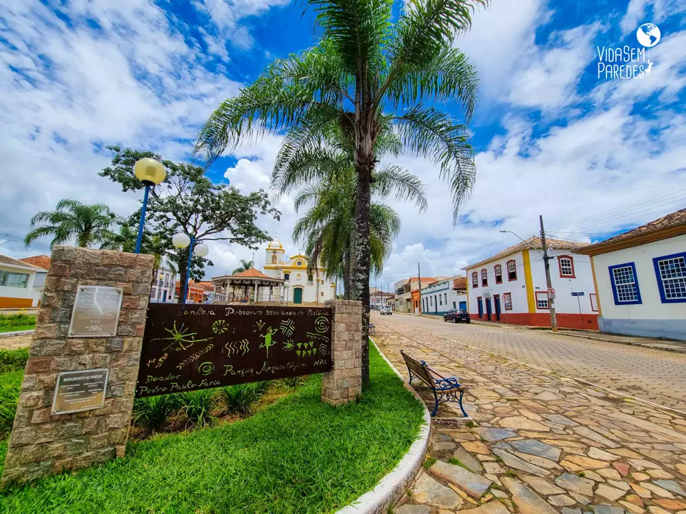 Desenho de uma casa Descrição gerada automaticamente com confiança média