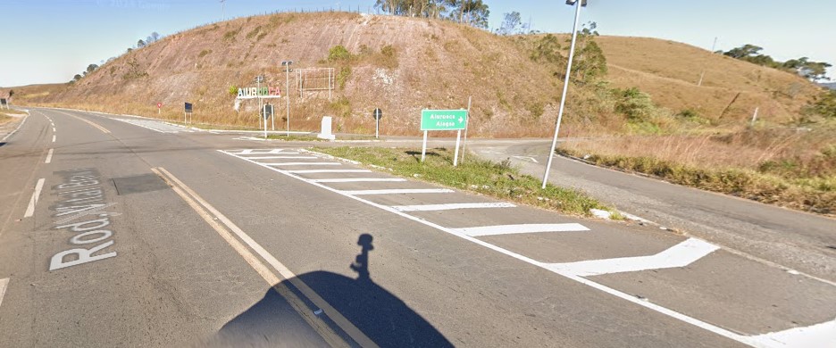 Estrada ao lado de uma rua Descrição gerada automaticamente