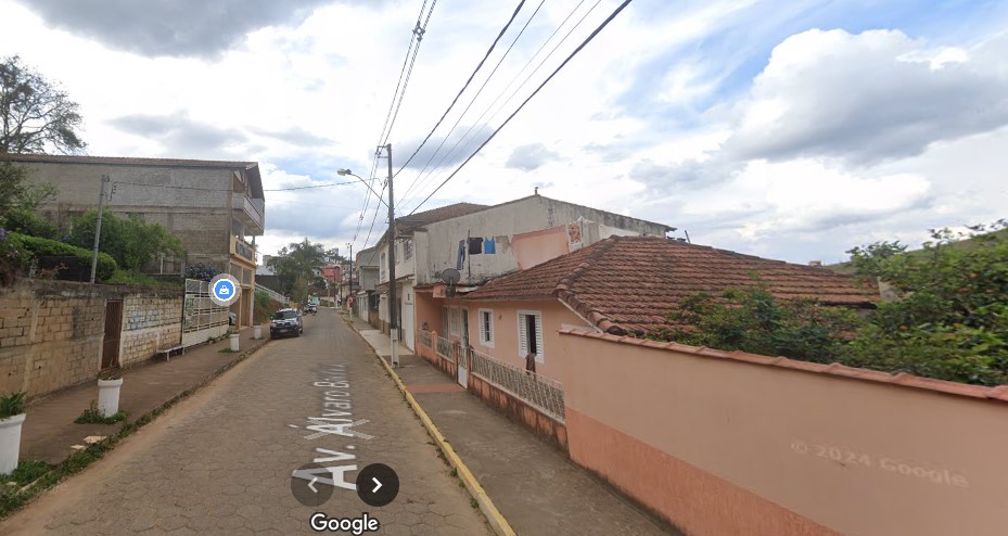 Estrada com carros Descrição gerada automaticamente com confiança média