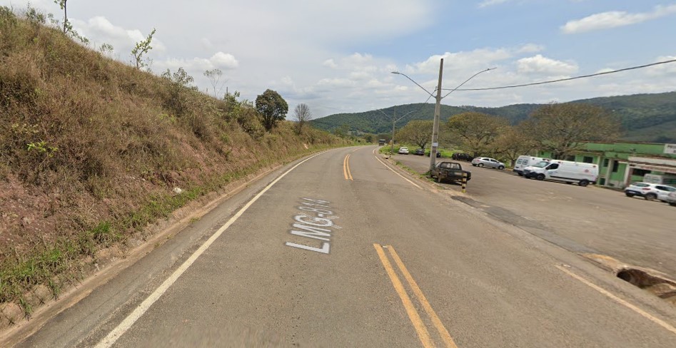 Estrada com carros Descrição gerada automaticamente