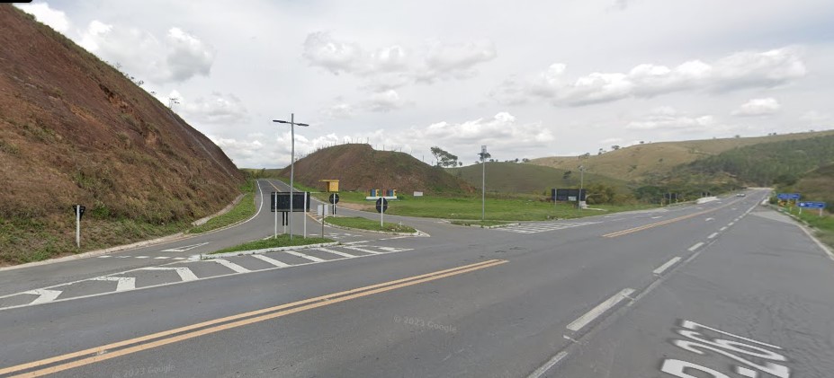 Estrada com carros Descrição gerada automaticamente