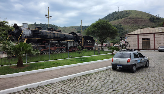 Estrada com carros Descrição gerada automaticamente