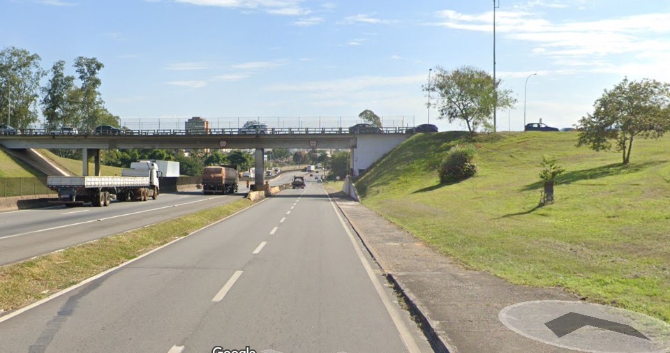 Estrada com carros Descrição gerada automaticamente