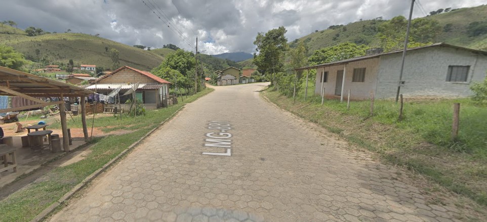 Estrada com casa ao fundo Descrição gerada automaticamente