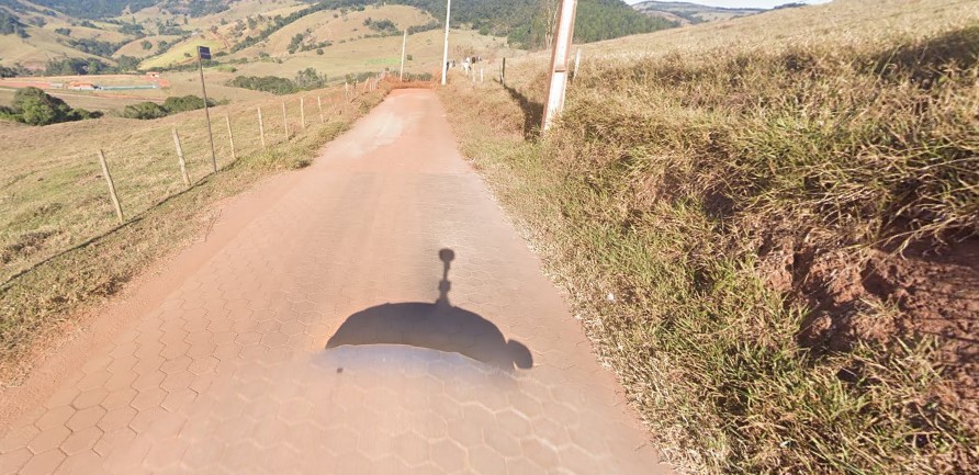 Estrada de terra Descrição gerada automaticamente