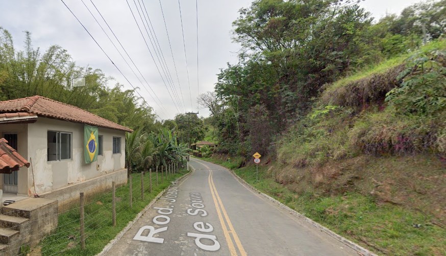 Estrada de terra Descrição gerada automaticamente com confiança baixa