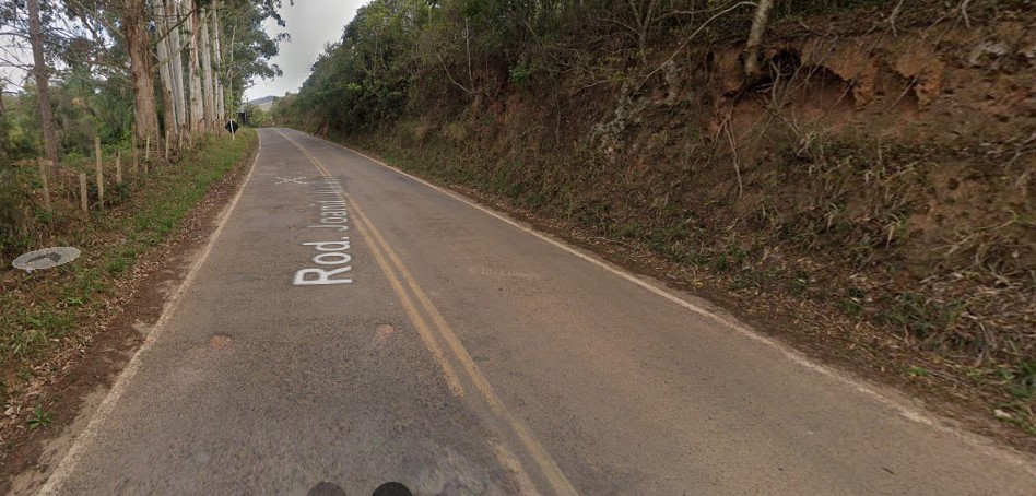 Estrada de terra Descrição gerada automaticamente