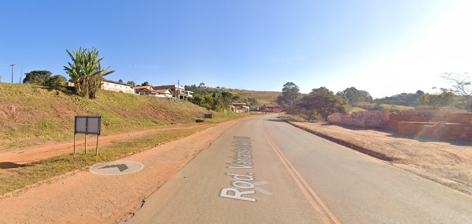 Estrada de terra Descrição gerada automaticamente