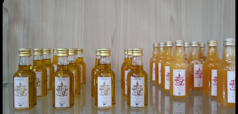 Garrafa de vidro Descrição gerada automaticamente com confiança média