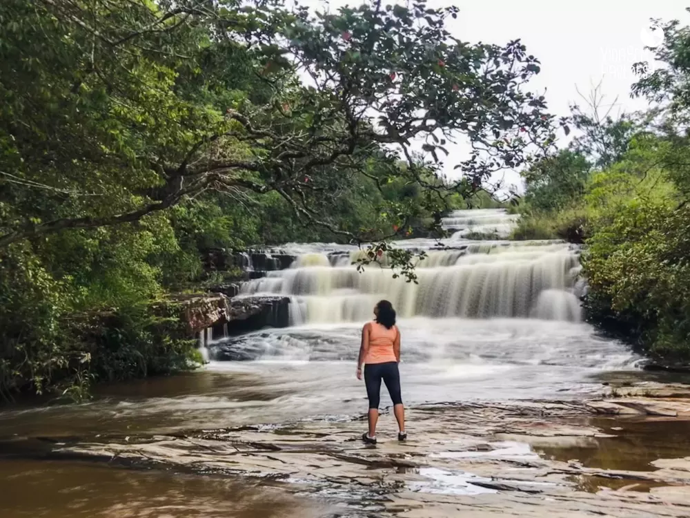 Homem andando ao lado de rio Descrição gerada automaticamente