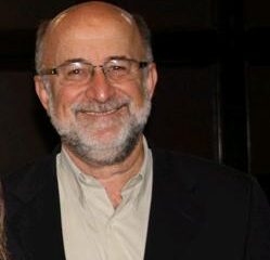 Homem de óculos sorrindo Descrição gerada automaticamente