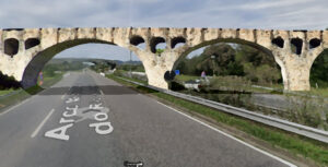 Ilustração artística mostrando um viaduto ferroviário sobre a rodovia Rio-Teresópolis. Baseada em imagem do Google Street View.