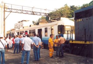 Viagem-teste de uma composição da Supervia tracionada por uma locomotiva MRS em 2002. Imagem: divulgação