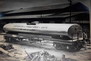 Vagão para transporte de leite. Capacidade superior a 25.000 litros de leite, usado no passado.