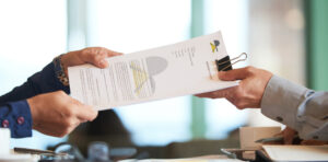 Entrega de um contrato Trilhos do Rio. Imagem ilustrativa