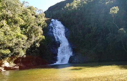Lago com montanha ao fundo Descrição gerada automaticamente