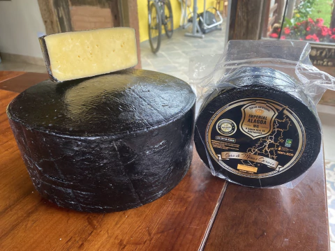 Mesa de madeira com objetos em cima Descrição gerada automaticamente com confiança baixa