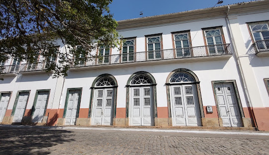 Prédio com janelas em cima Descrição gerada automaticamente