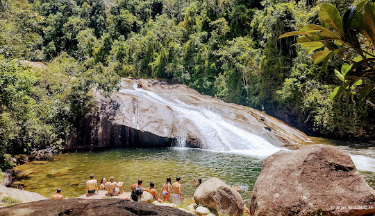 Rio com pedras Descrição gerada automaticamente com confiança média