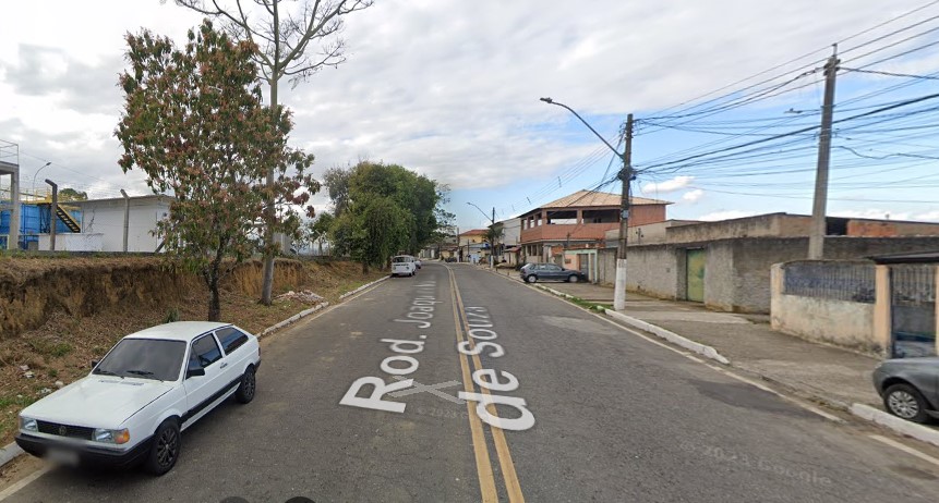 Rua com carros Descrição gerada automaticamente