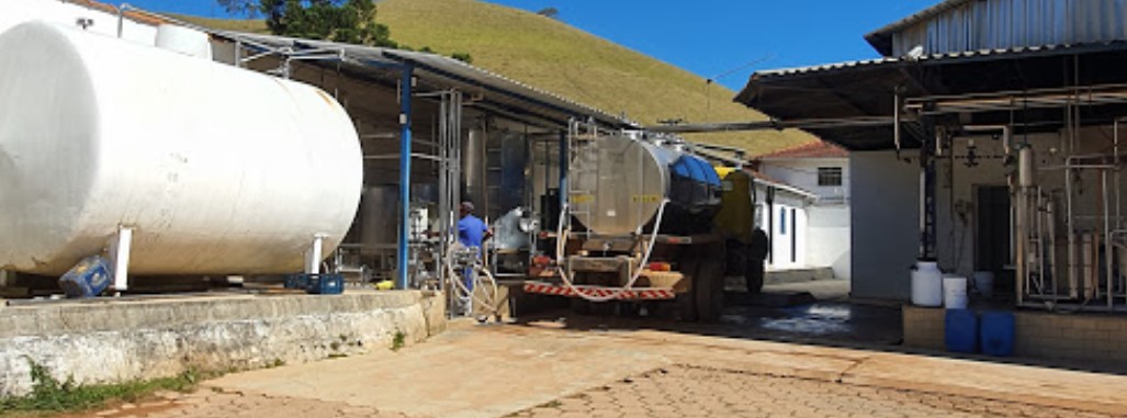 Uma imagem contendo ao ar livre, edifício, caminhão, grande Descrição gerada automaticamente