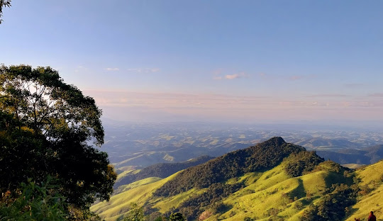Vista do alto de uma montanha Descrição gerada automaticamente