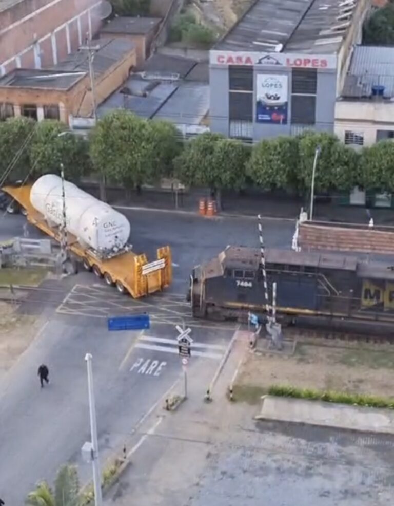 [VÍDEOS] Trem colide com carreta em passagem em nível em Paraíba do Sul