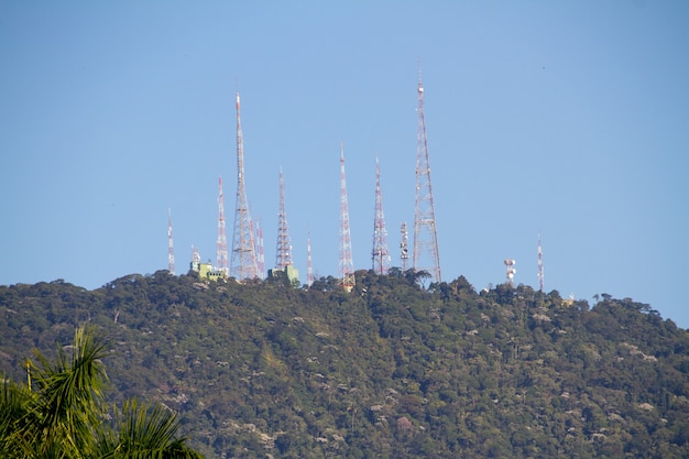 antenas-no-alto-do-morro-do-sumare-no-rio-de-janeiro-brasil_63139-1155[1]