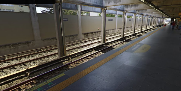 Estação Acari, observem que é a única estação da linha 2 a ter três linhas, seria um ramal de acesso às oficinas.