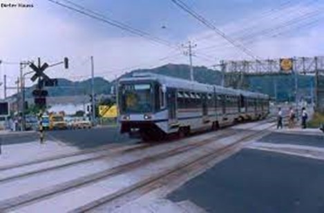 Pré-metrô funcionando com os antigos carros com portas pantográficas.
