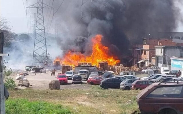 Incêndio em Colégio afeta Linha 2 do Metrô - Jornal O Dia